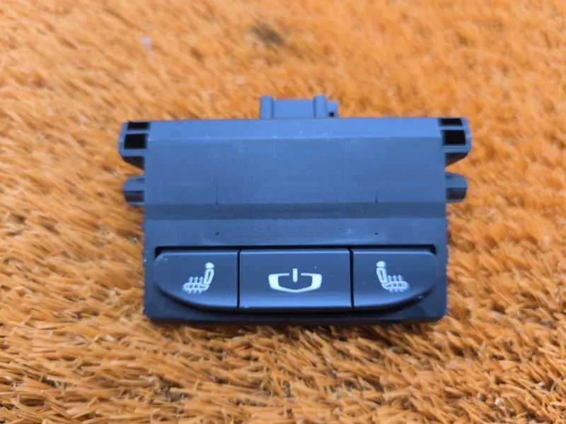 Кнопка обогрева сидений