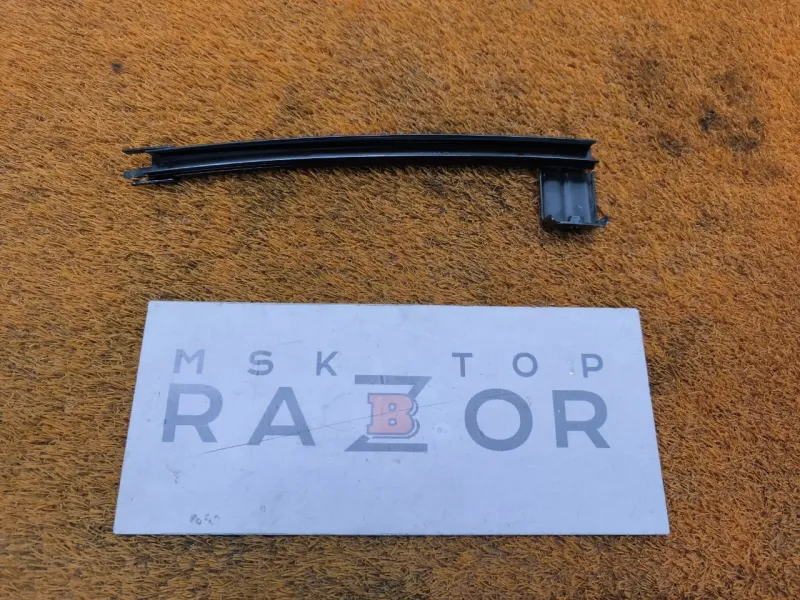 Направляющая стекла двери