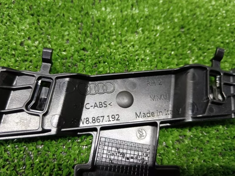 Кронштейн обшивки стойки