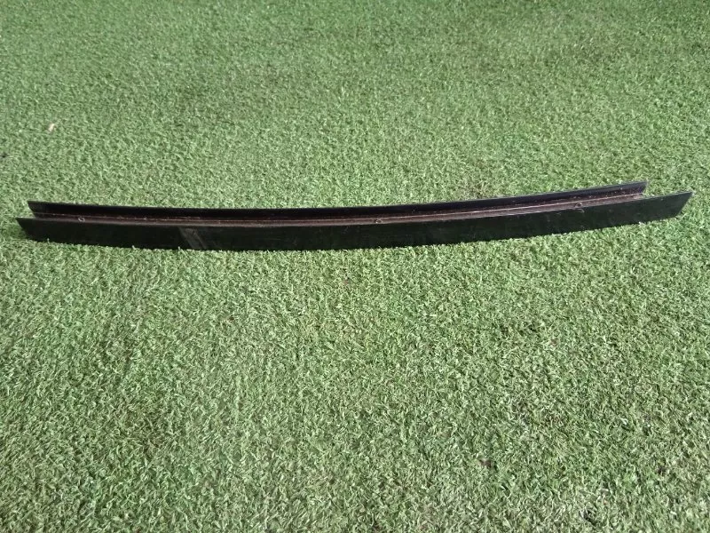 Направляющая стекла двери