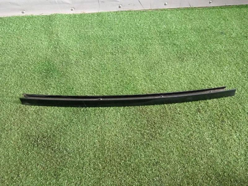 Направляющая стекла двери