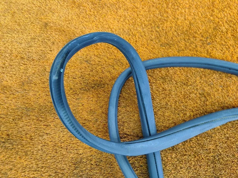 Уплотнитель проема двери