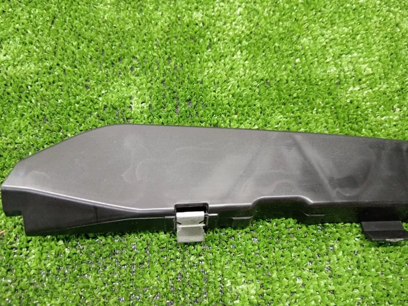 Кронштейн уплотнителя двери