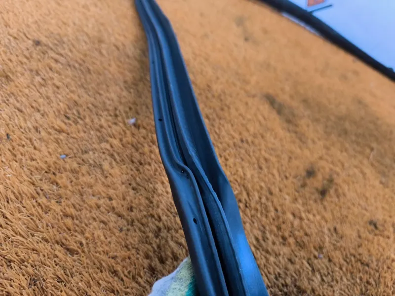 Уплотнитель проема двери