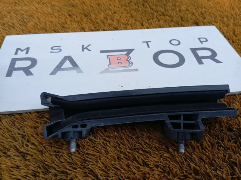 Направляющая стекла двери