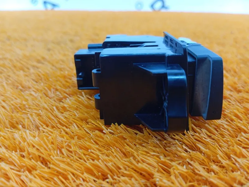 Кнопка стояночного тормоза