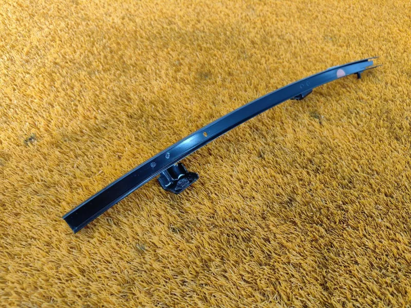 Направляющая стекла двери