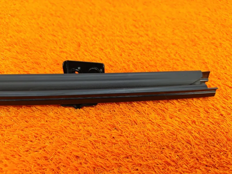 Направляющая стекла двери