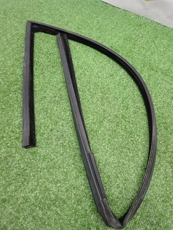 Уплотнитель стекла двери