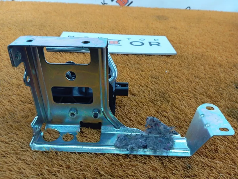 Направляющая шторки багажника