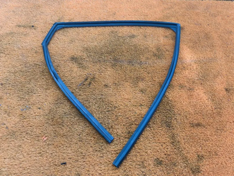 Уплотнитель стекла двери