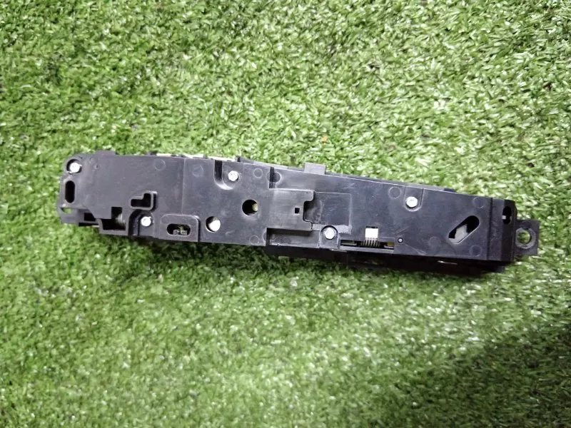 Панель управления в центральной консоли