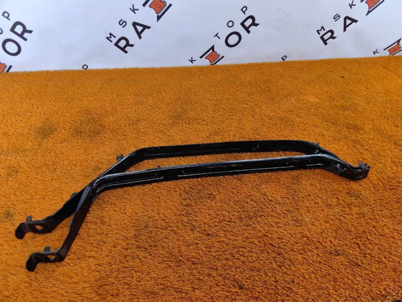 Крепление топливного бака