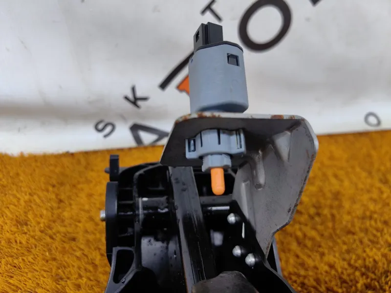 Педаль тормоза