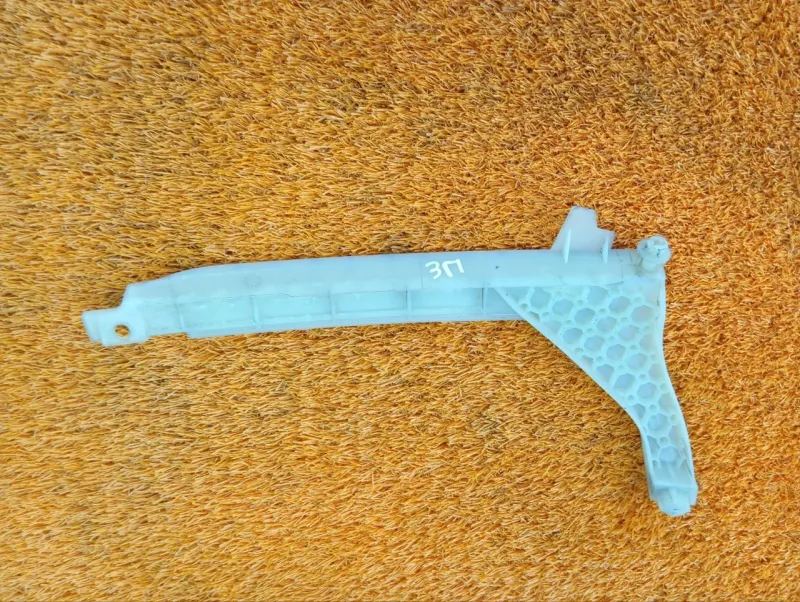 Направляющая стекла двери