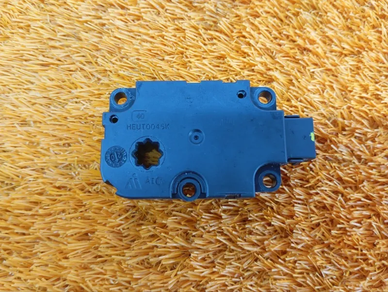 Сервопривод заслонок печки