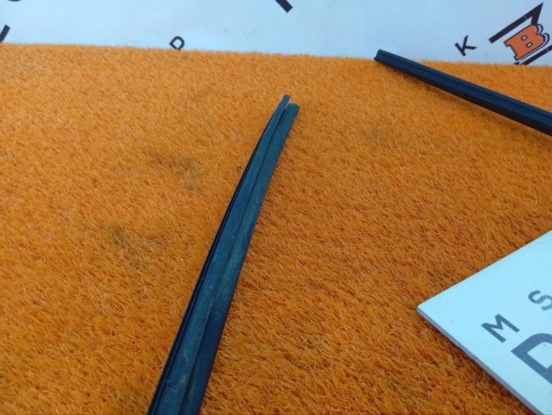 Уплотнитель стекла двери