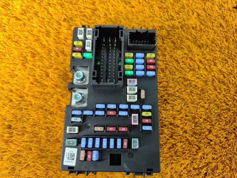 Блок предохранителей салонный