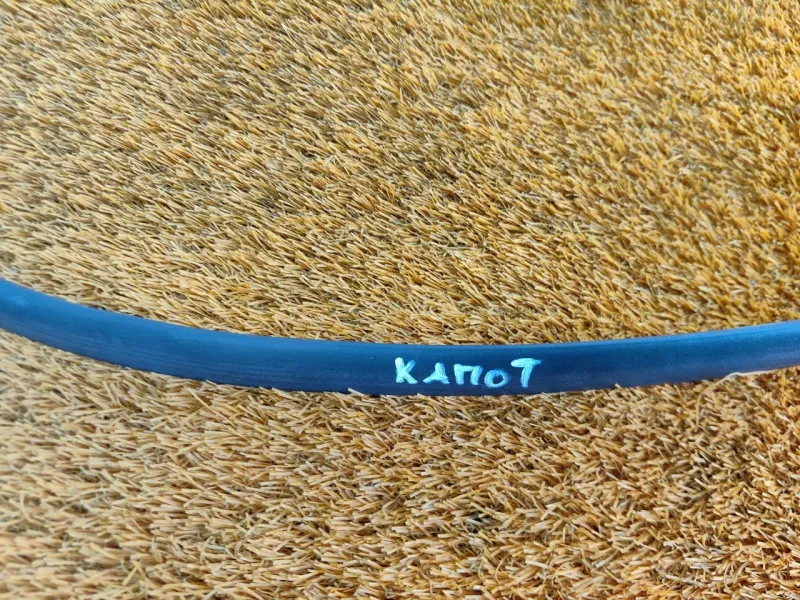 Уплотнитель капота