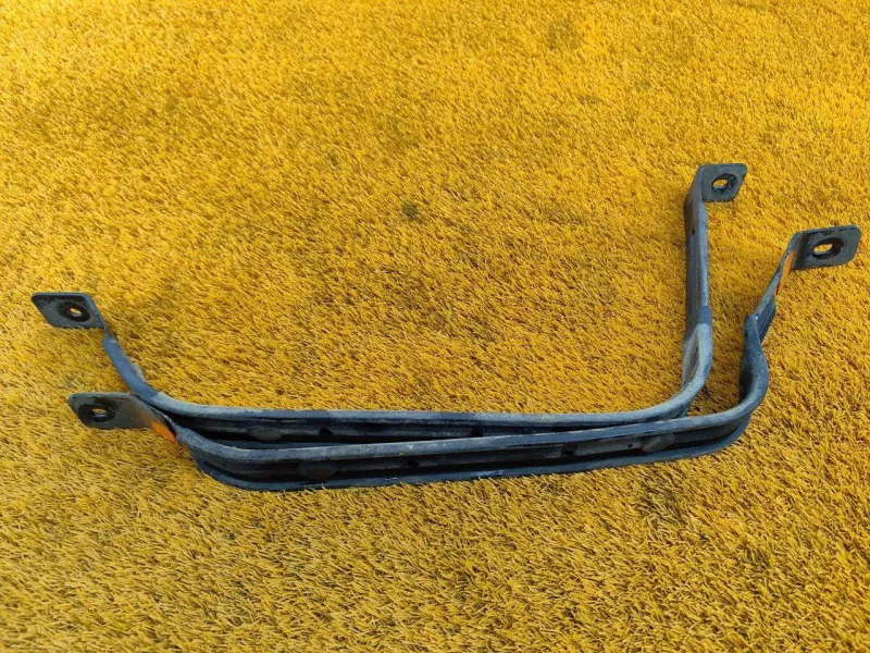 Крепление топливного бака