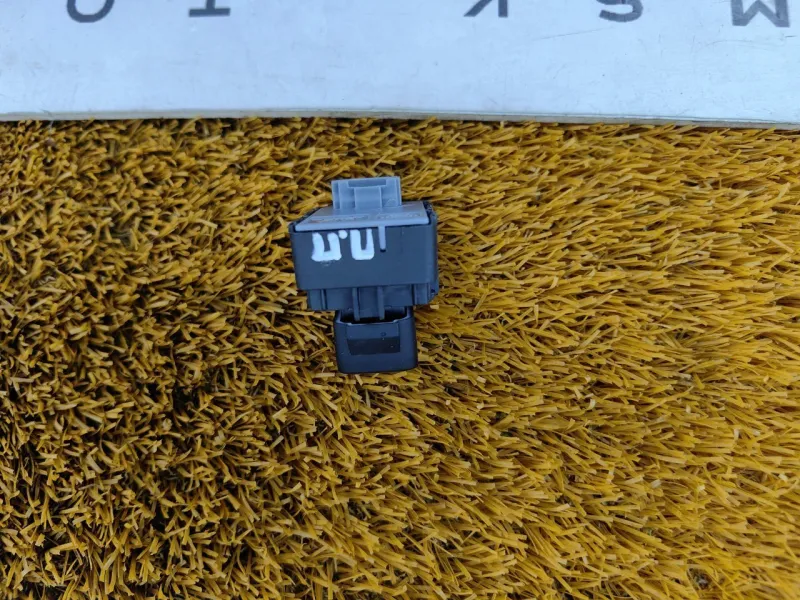 Кнопка стеклоподъемника