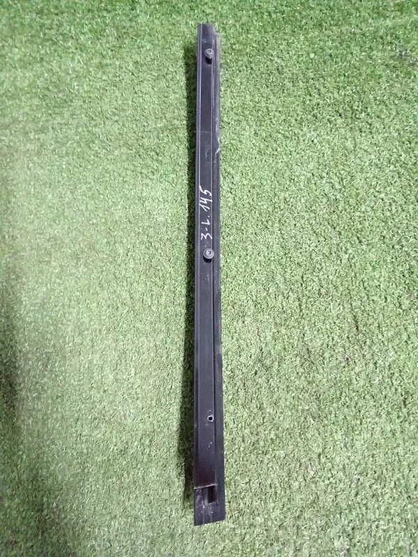 Направляющая стекла двери