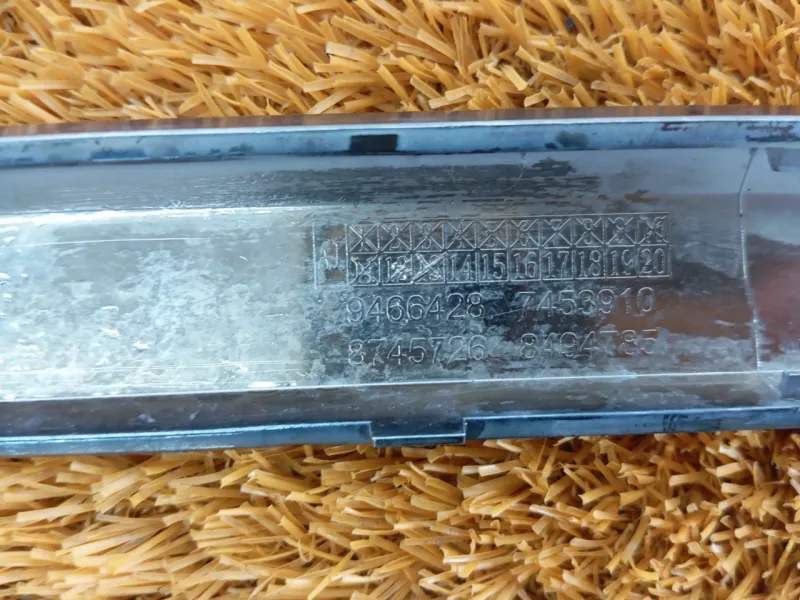 Молдинг крышки багажника