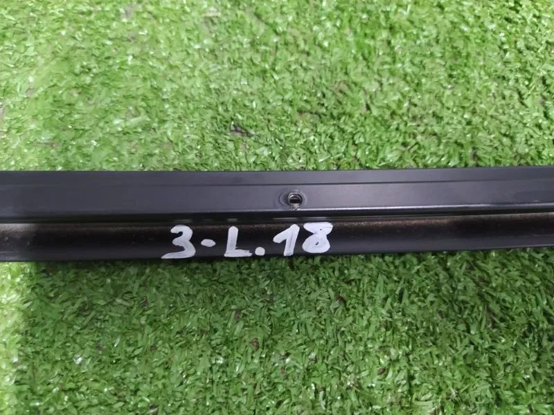 Направляющая стекла двери