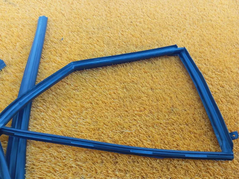 Уплотнитель стекла двери