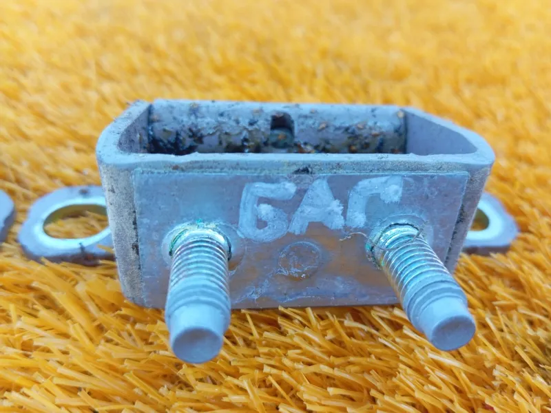 Петля двери багажника