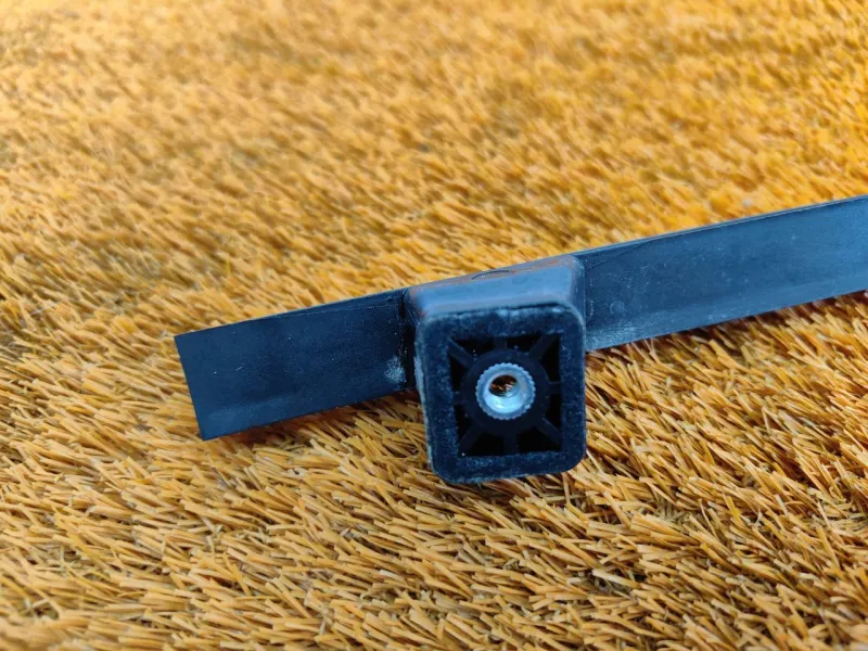 Направляющая стекла двери