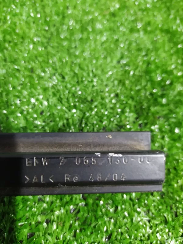 Направляющая стекла двери