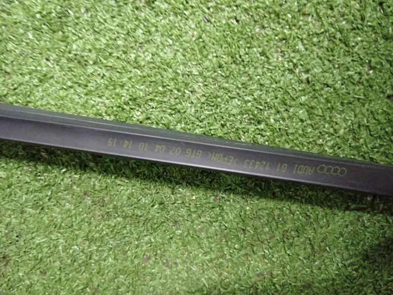 Уплотнитель стекла двери