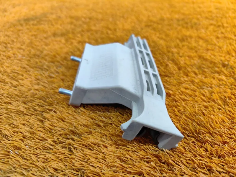 Направляющая стекла двери