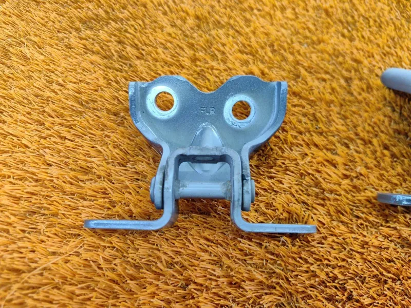 Петля двери