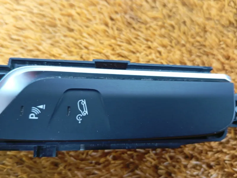 Панель управления в центральной консоли