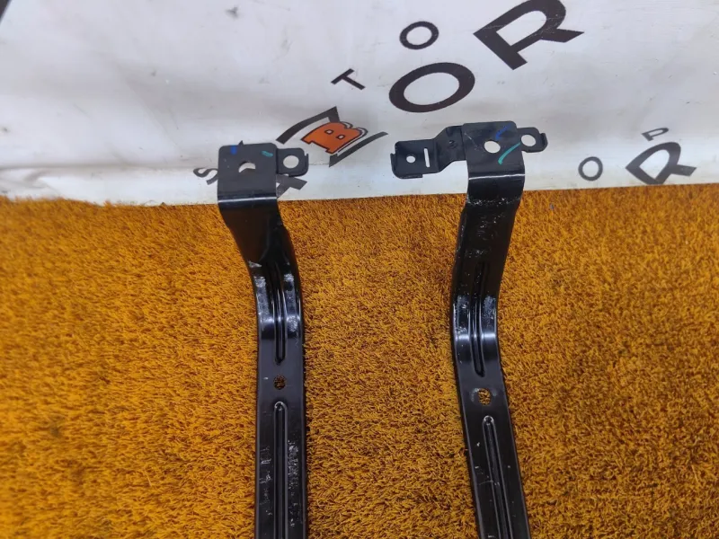 Крепление топливного бака