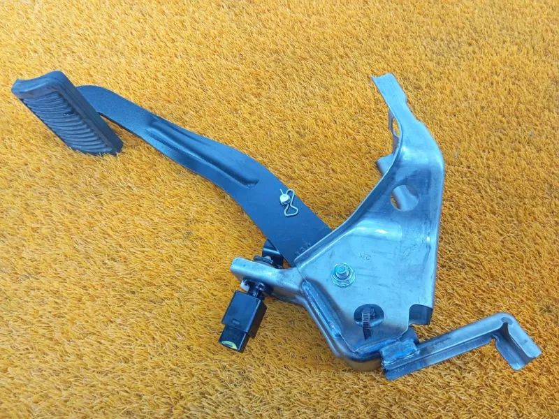 Педаль тормоза