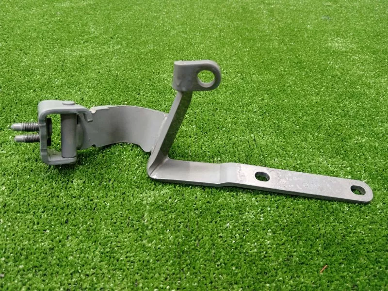 Петля двери багажника