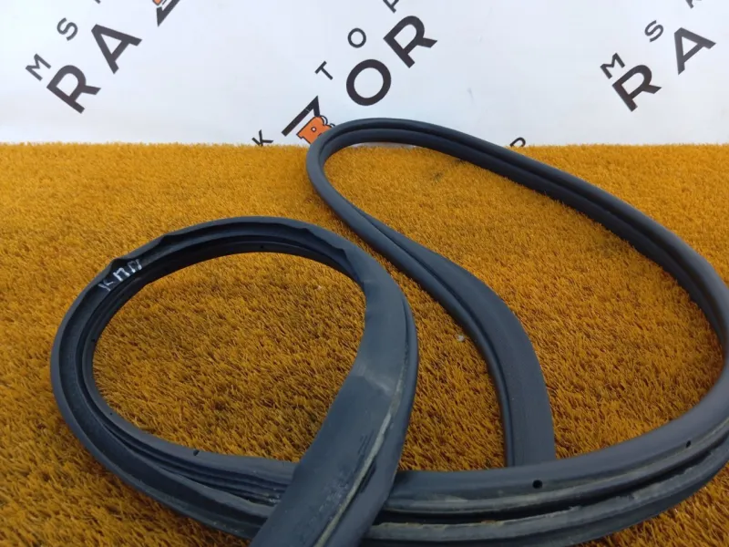 Уплотнитель проема двери