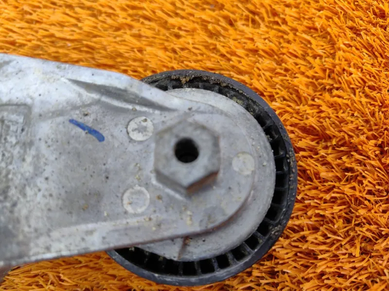 Ролик натяжной навесного оборудования