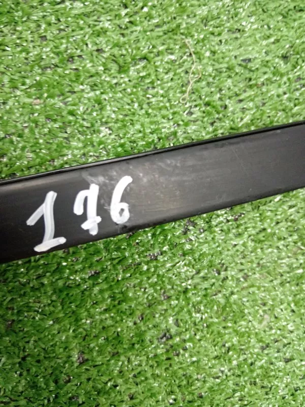 Направляющая стекла двери