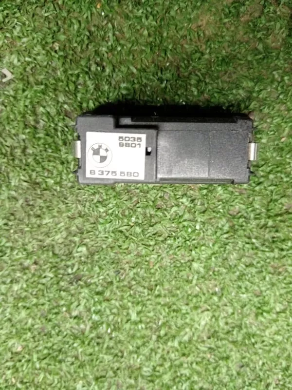 Кнопка открывания багажника