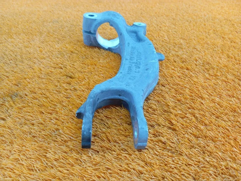 Крепление амортизатора