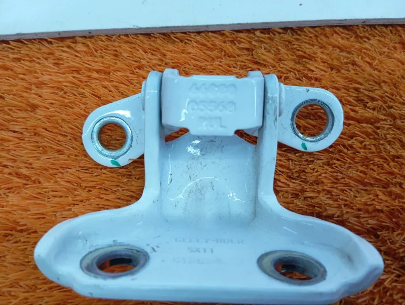 Петля двери