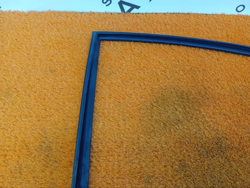 Уплотнитель стекла двери