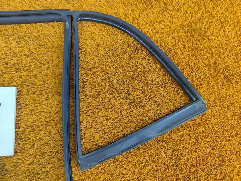 Уплотнитель стекла двери