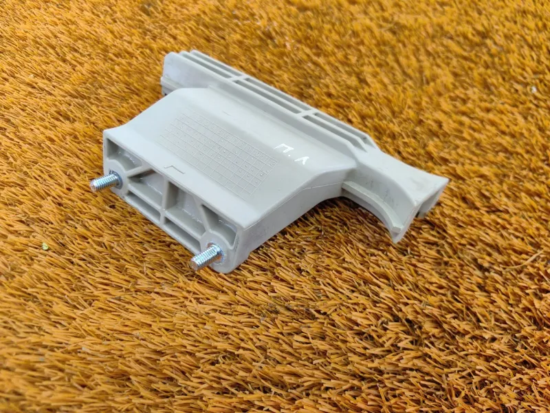 Направляющая стекла двери