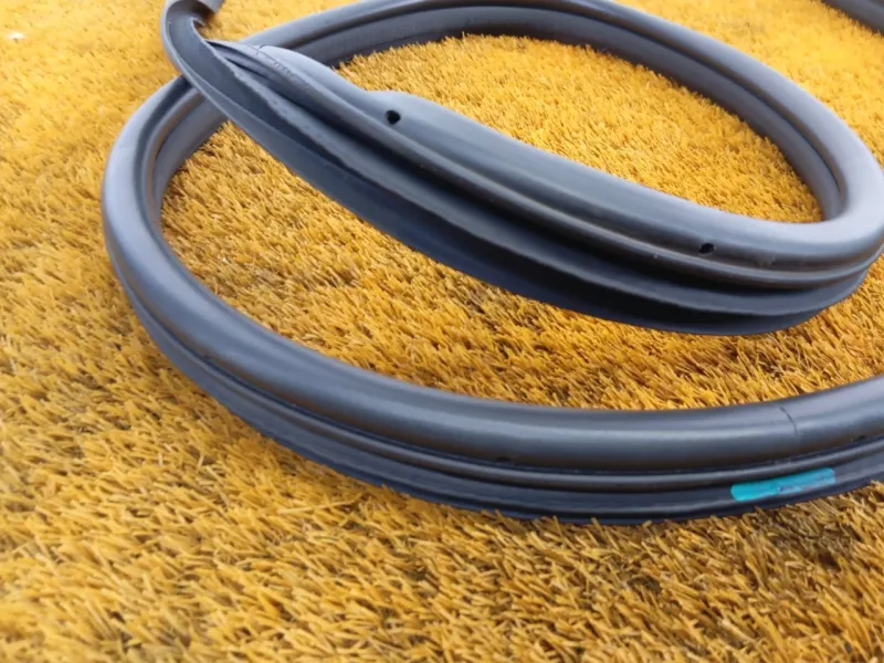 Уплотнитель проема двери