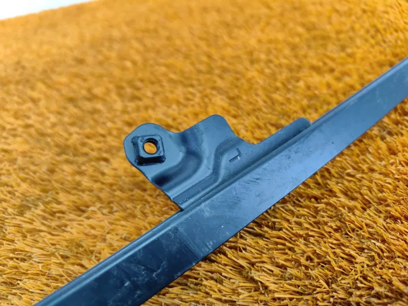 Направляющая стекла двери